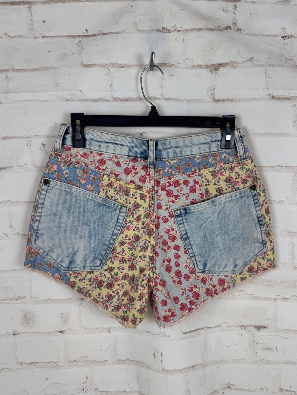 Women's Floral PatchworWomen's Floral Patchwork Denim High-Waisted Frayed Shorts - Picture 3 of 7